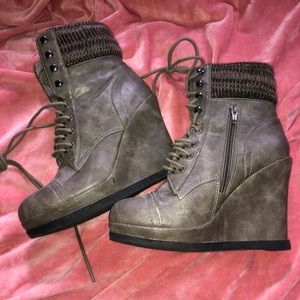 Combat lace-up heeled bootie 7.5